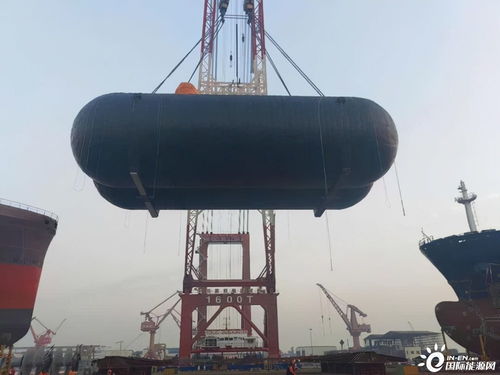 千鈞重器凌空起，江南造船再創世界紀錄——1400噸全球最大LNG儲罐成功吊裝